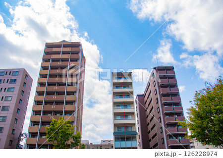 【京都風景】堀川通りの空とビル群 126228974