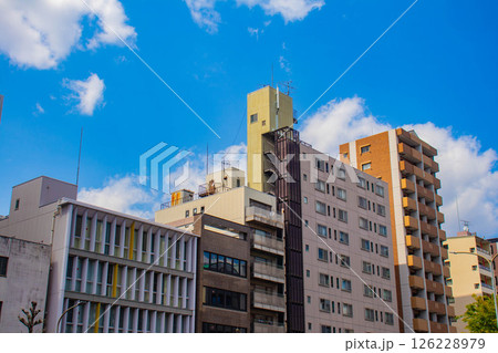【京都風景】堀川通りの空とビル群 126228979