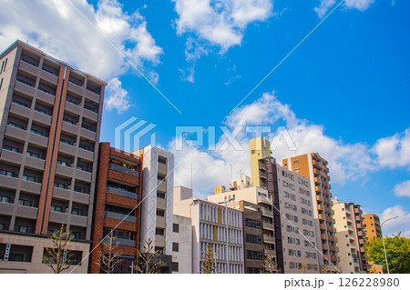 【京都風景】堀川通りの空とビル群 126228980