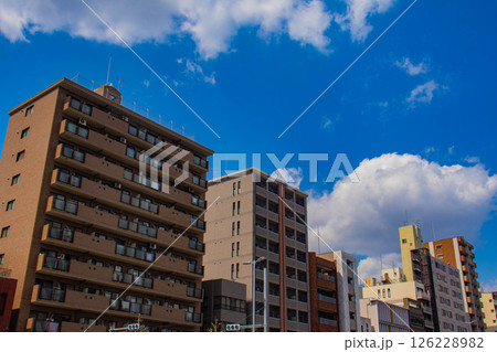 【京都風景】堀川通りの空とビル群 126228982