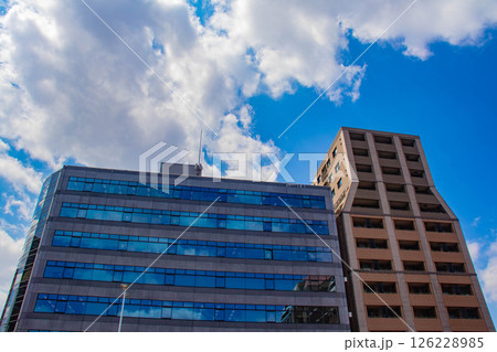 【京都風景】堀川通りの空とビル群 126228985