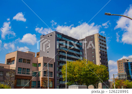 【京都風景】堀川通りの空とビル群 126228991