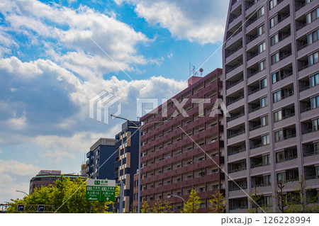 【京都風景】堀川通りの空とビル群 【京都風景】堀川通りの空とビル群 126228994