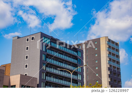【京都風景】堀川通りの空とビル群 126228997