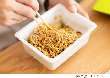 カップ焼きそばを作るミドル男性の手元 126229208