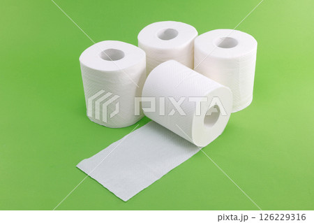 緑バックの白いトイレットペーパー 126229316