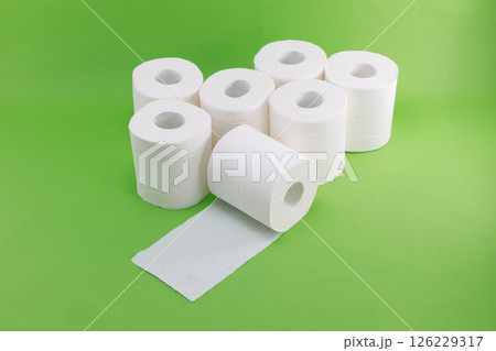 緑バックの白いトイレットペーパー 126229317