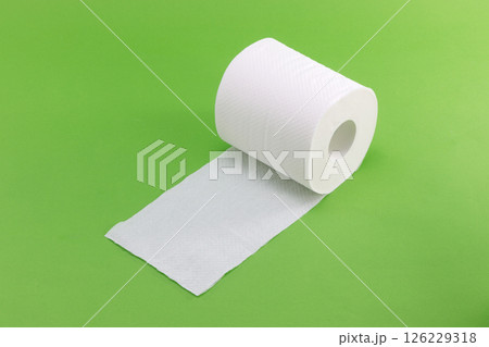 緑バックの白いトイレットペーパー 緑バックの白いトイレットペーパー 126229318