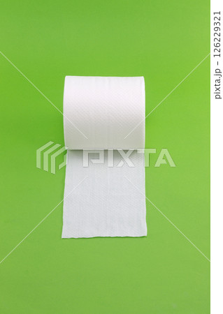 緑バックの白いトイレットペーパー 緑バックの白いトイレットペーパー 126229321