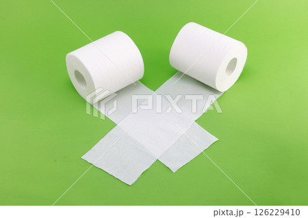 緑バックの白いトイレットペーパー 126229410