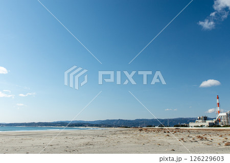 冬晴れの青空と静かな砂浜が広がる福島県岩間海岸 冬晴れの青空と静かな砂浜が広がる福島県岩間海岸 126229603