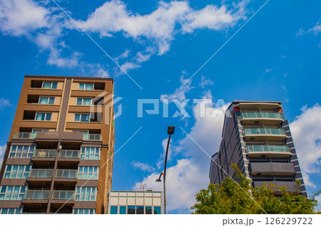 【京都風景】堀川通りの空とビル群 【京都風景】堀川通りの空とビル群 126229722