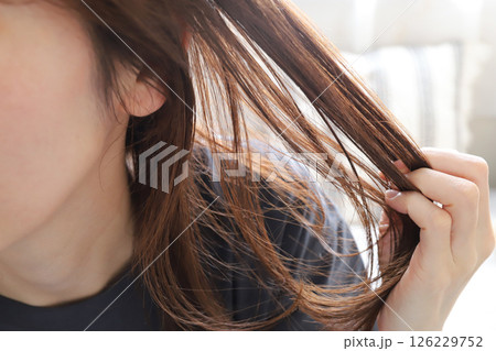 髪の毛を触る女性　ヘアケアイメージ 126229752