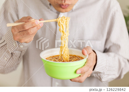 カップラーメンを食べるミドル男性 カップラーメンを食べるミドル男性 126229842