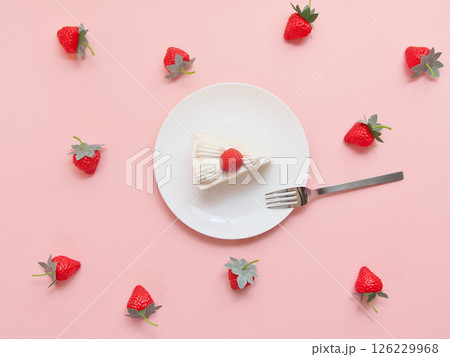 白いお皿にのるいちごのショートケーキ 126229968