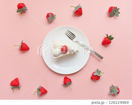 白いお皿にのるいちごのショートケーキ 126229969