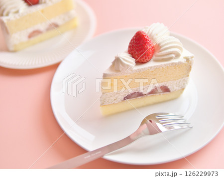 白いお皿にのるいちごのショートケーキ 126229973