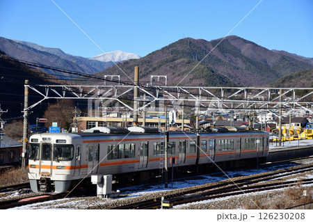 藪原駅を出発する中央西線313系普通電車 126230208