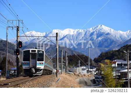 冠雪の木曽山脈と中央西線211系普通電車 126230211