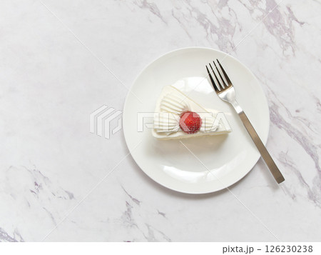 白いお皿にのるいちごのショートケーキ(俯瞰) 126230238