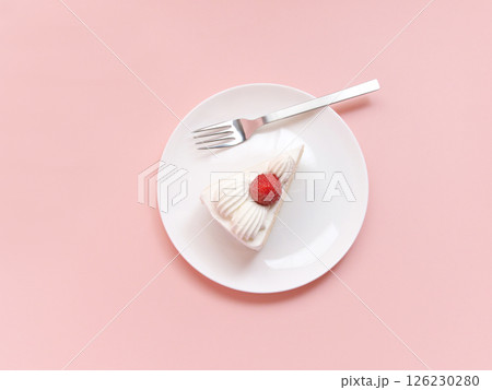白いお皿にのるいちごのショートケーキ(俯瞰) 126230280