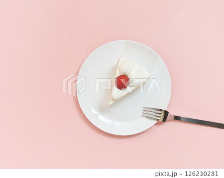 白いお皿にのるいちごのショートケーキ(俯瞰) 126230281