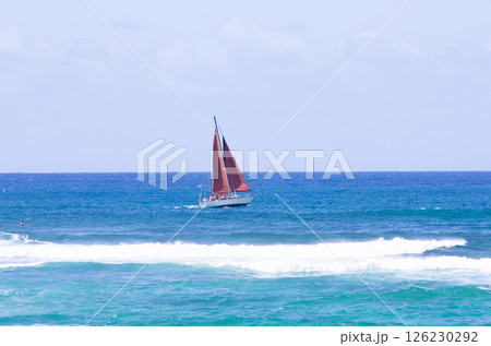 青い海に浮かぶヨット 126230292