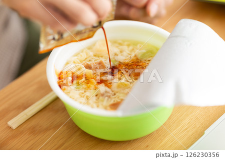 カップラーメンを作るミドル男性の手元 126230356