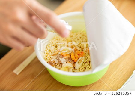 カップラーメンを作るミドル男性の手元 カップラーメンを作るミドル男性の手元 126230357