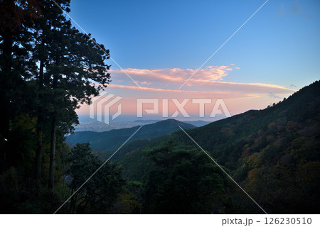 関東・紅葉の大山詣り・大山阿夫利神社駅から眺める相模湾、江ノ島方面の夕景・神奈川県伊勢原市(2) 126230510