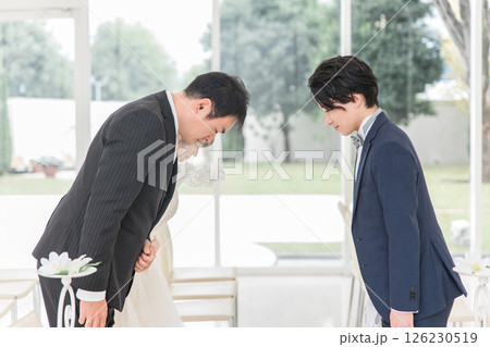 結婚式場で新郎の待つチャペルまでバージンロードを歩く新婦・花嫁の女性と父親 結婚式場で新郎の待つチャペルまでバージンロードを歩く新婦・花嫁の女性と父親 126230519