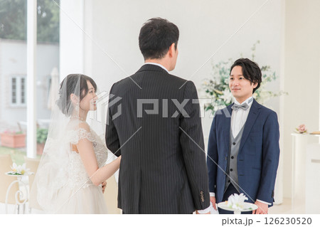 結婚式場・チャペルでバージンロードを歩く新婦を待つ新郎・花婿の男性 結婚式場・チャペルでバージンロードを歩く新婦を待つ新郎・花婿の男性 126230520