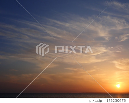 黄砂の影響で美しい夕焼け空の東シナ海 126230676