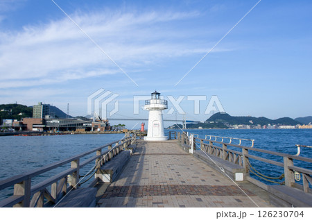 下関・唐戸港の白灯台と関門橋 下関・唐戸港の白灯台と関門橋 126230704