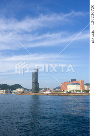 関門海峡から眺める門司港レトロ 126230720