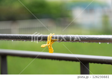 雨の日の洗濯ポールと洗濯ばさみ 雨の日の洗濯ポールと洗濯ばさみ 126230881