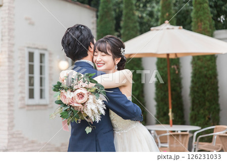 結婚式場のガーデンで前撮り・フォトウェディングの撮影をする新郎新婦(ブライダル・ウェディング) 結婚式場のガーデンで前撮り・フォトウェディングの撮影をする新郎新婦(ブライダル・ウェディング) 126231033