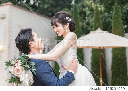 結婚式場のガーデンで前撮り・フォトウェディングの撮影をする新郎新婦(ブライダル・ウェディング) 結婚式場のガーデンで前撮り・フォトウェディングの撮影をする新郎新婦(ブライダル・ウェディング) 126231039