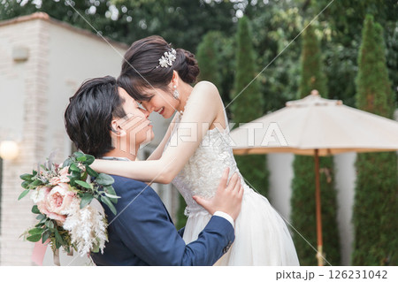 結婚式場のガーデンで前撮り・フォトウェディングの撮影をする新郎新婦（ブライダル・ウェディング） 126231042