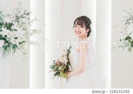 結婚式場でブーケを持つ花嫁・新婦の女性 126231242