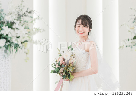 結婚式場でブーケを持つ花嫁・新婦の女性 結婚式場でブーケを持つ花嫁・新婦の女性 126231243