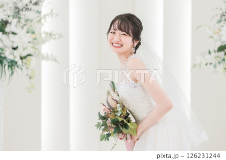 結婚式場でブーケを持つ花嫁・新婦の女性 結婚式場でブーケを持つ花嫁・新婦の女性 126231244