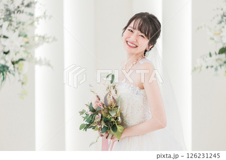 結婚式場でブーケを持つ花嫁・新婦の女性 結婚式場でブーケを持つ花嫁・新婦の女性 126231245