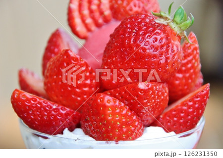 いちごイメージ（あまおう） 126231350