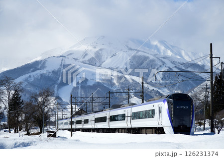 八方尾根スキー場とE353系特急電車 126231374