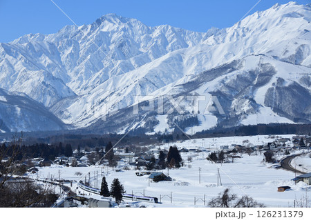 北アルプス連峰を背景に大糸線のカーブを走るE353系特急 126231379