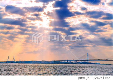 日本の横浜都市景観天使の梯子や大黒ふ頭のクイーン・エリザベス、自動車運搬船などを望む 日本の横浜都市景観天使の梯子や大黒ふ頭のクイーン・エリザベス、自動車運搬船などを望む 126231462