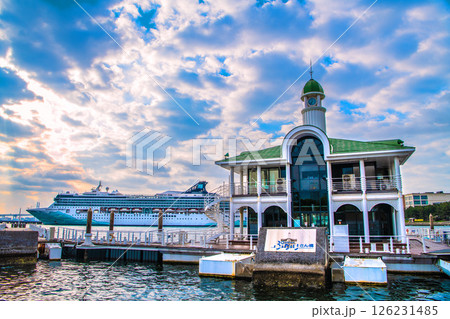日本の横浜都市景観2隻の豪華客船。ノルウェージャン・スピリットやクイーン…、ぷかりさん橋などを望む 126231485