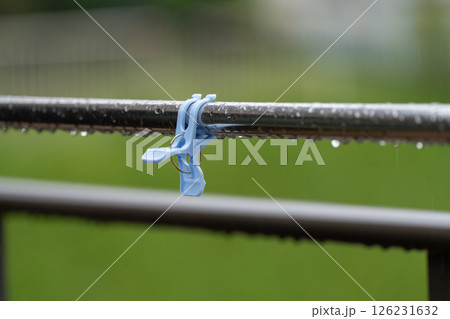 雨の中の洗濯ポールと洗濯バサミ 126231632
