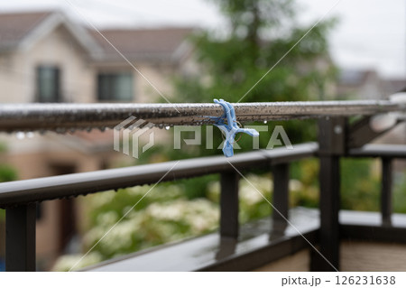 雨の中の洗濯ポールと洗濯バサミ 雨の中の洗濯ポールと洗濯バサミ 126231638